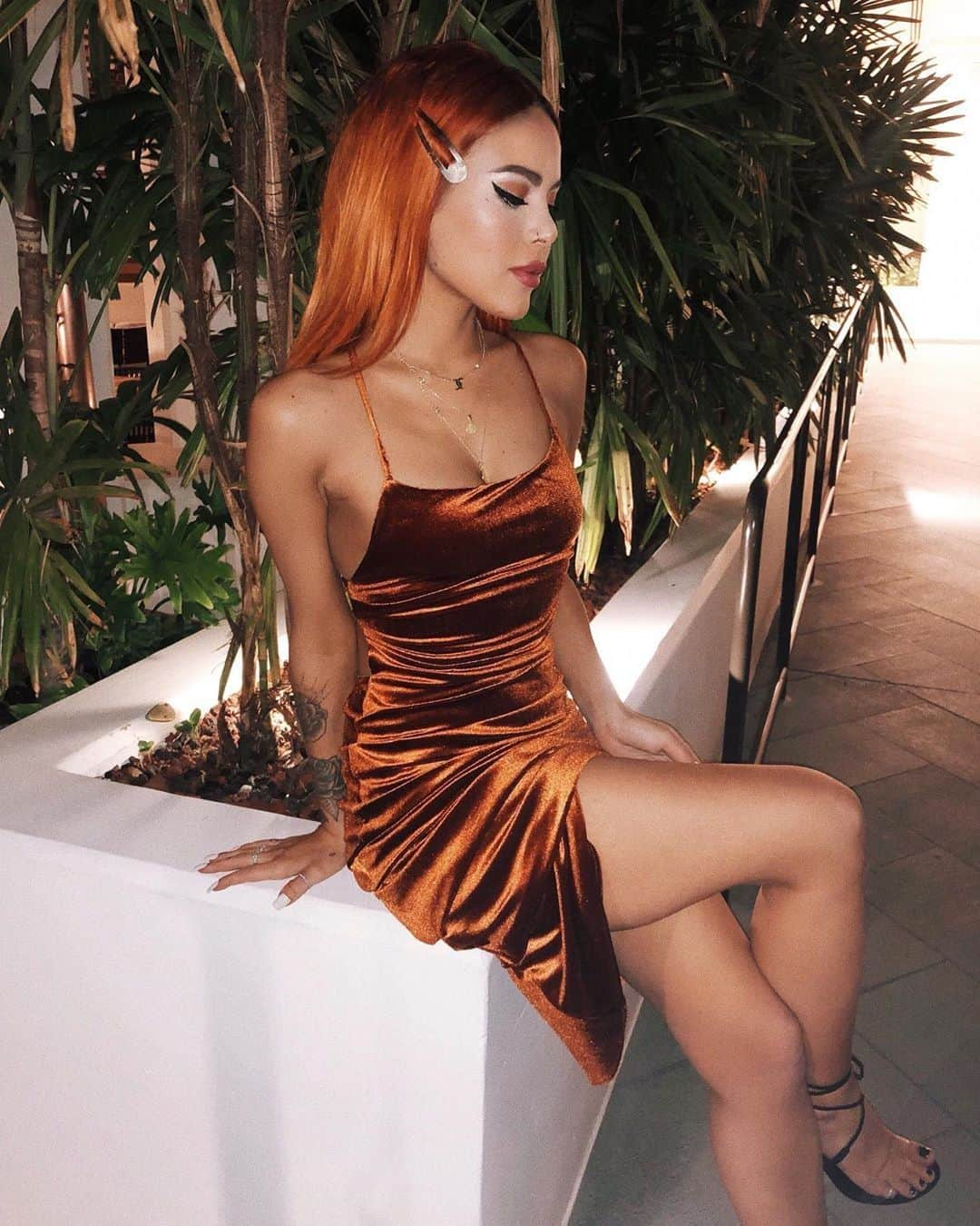 ASOSさんのインスタグラム写真 - (ASOSInstagram)「When you find a dress that matches the exact colour HEX code of your hair 😍 📸 @luanna 🔎 ASOS DESIGN velvet bodycon dress (1376015) 🗣 Image description: Luanna wearing a bronze velvet dress」3月23日 5時13分 - asos