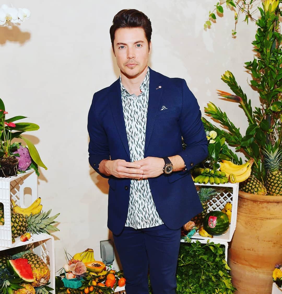 のインスタグラム：「Had such a great time at the @ted_baker spring summer event! Loooove me some #TedBaker . And apparently I can spin plates 🤷🏼‍♂️」