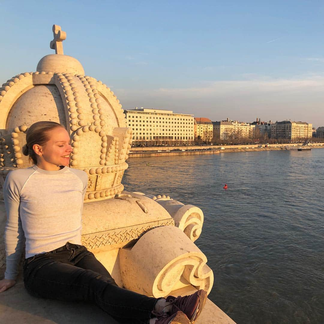 ユリア・シェチニンさんのインスタグラム写真 - (ユリア・シェチニンInstagram)「Vitamin D ☀️😌 • Falling in love with this city a little more each time ❣️ • #budapest #sun #spring #travel #happyplace」3月23日 5時19分 - iouliachtchetinina