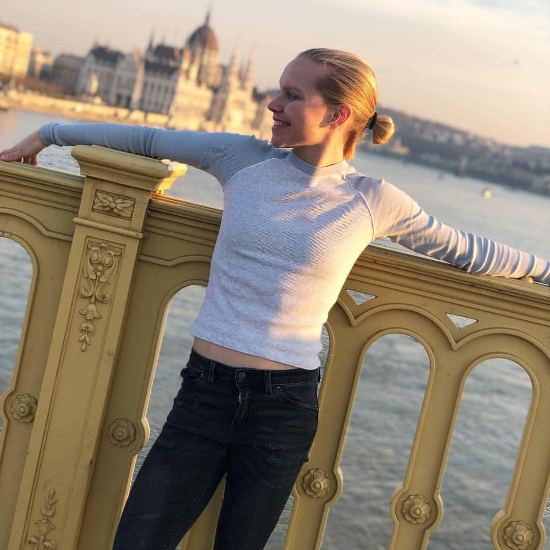 ユリア・シェチニンさんのインスタグラム写真 - (ユリア・シェチニンInstagram)「Vitamin D ☀️😌 • Falling in love with this city a little more each time ❣️ • #budapest #sun #spring #travel #happyplace」3月23日 5時19分 - iouliachtchetinina