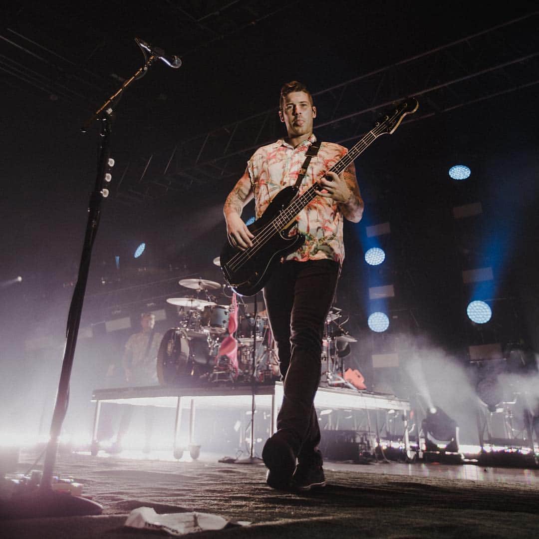 のインスタグラム：「Happy #alohafriday everyone. Getting closer to May which means #slamdunkfestival is right around the corner. Who’s excited!? I know I am!! #alltimelow #hawaiinshirt #whosready #stickyourtongueout」
