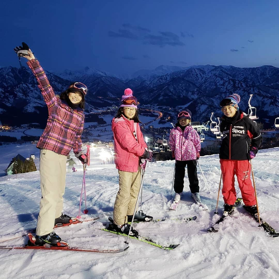 佐藤純さんのインスタグラム写真 - (佐藤純Instagram)「二日目もナイター🎿  夜にかけて薄暗くなる時の景色が最高でした🌃  スキーにくると花粉症がひどい。  そこら中…杉だらけだもんね💦  目も痒いし、くしゃみもとまらない😱  みんなは大丈夫？ 、 #ナイター #ナイタースキー #スキー #ski #親子 #兄妹 #ママ友  #ママ#ママモデル #モデル #mama #mamamodel #model」3月23日 5時37分 - junsatoidea