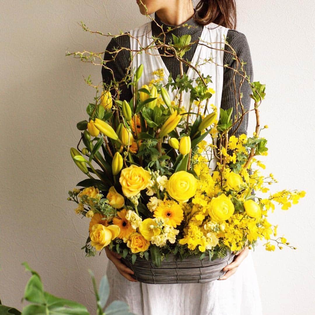 MILLE ECLAT.さんのインスタグラム写真 - (MILLE ECLAT.Instagram)「おはようございます🌞 本日3月23日(土)10:00〜18:00営業です💐 . #ミルエクラ#アレンジメント#黄色」3月23日 5時46分 - mille_eclat