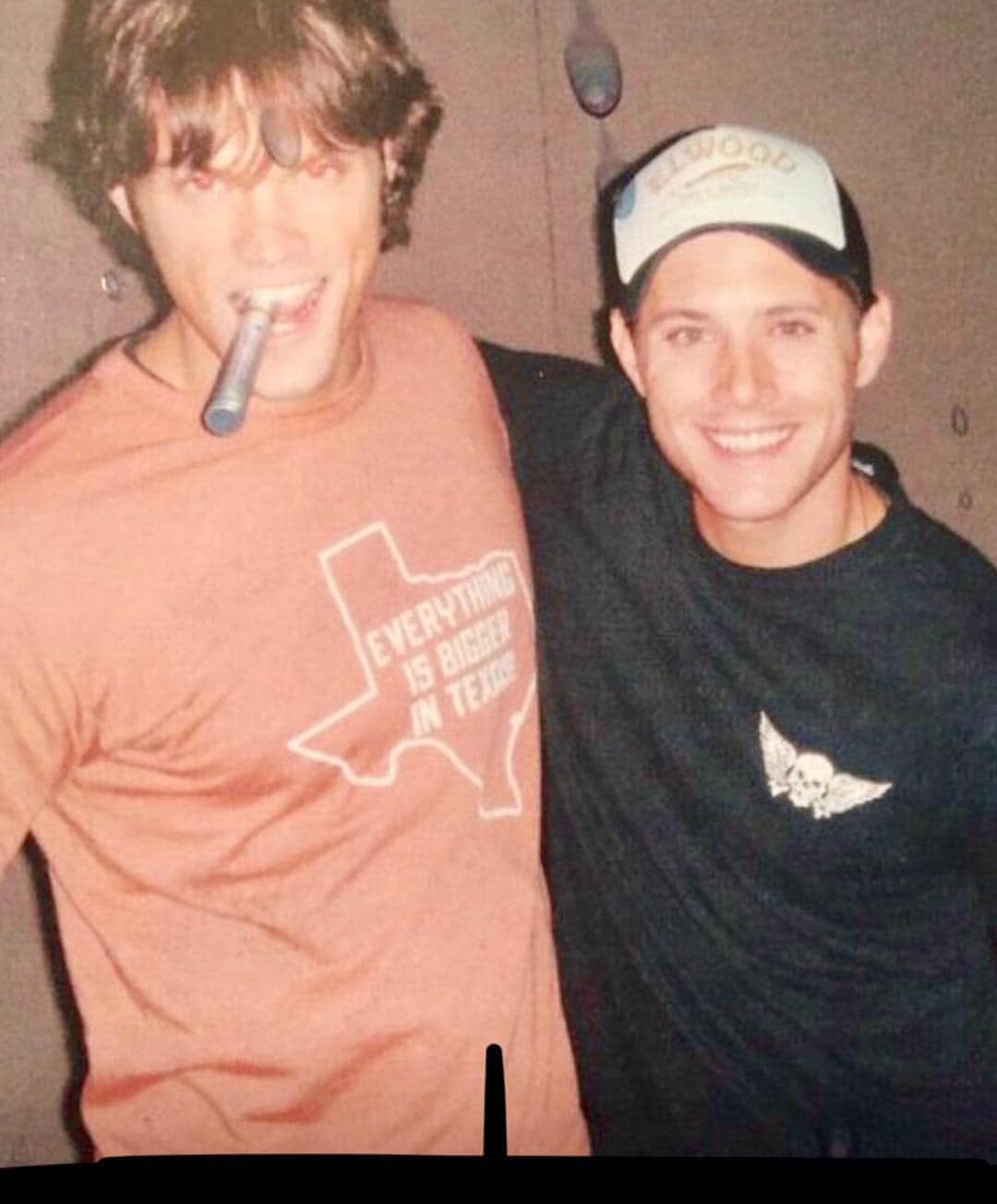 のインスタグラム：「Dear #spnfamily , Season 1 @jensenackles and I want you to know that next season, SEASON 15, will be the last season of #supernatural. I am so incredibly grateful for the family that we’ve all built together. I love y’all and am more appreciative of y’all than my meager vocabulary could hope to describe. I’m also typing through tears. So, please forgive me. ‘Til next time. #WinchestersNeverDie」