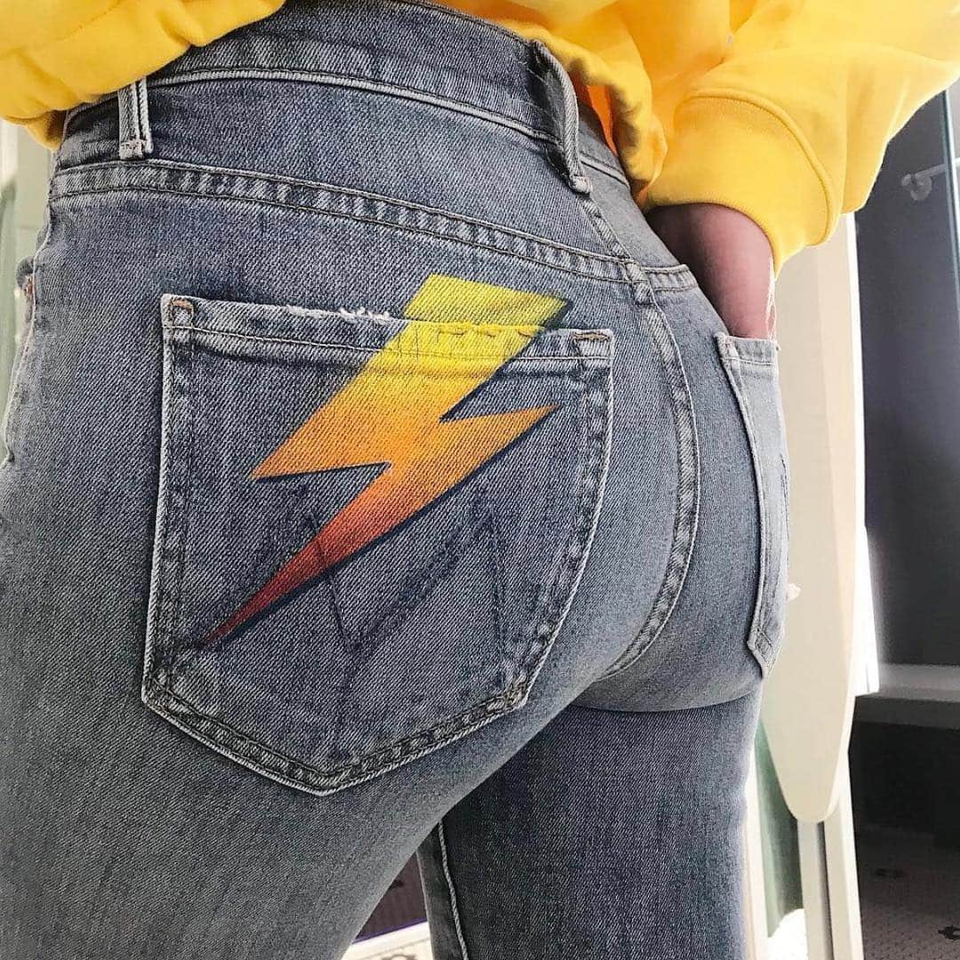 motherdenimさんのインスタグラム写真 - (motherdenimInstagram)「Look Back At It. MOTHER’s Sporting A ⚡️ On Her Back Pocket 👀 | The Stunner Ankle Step Fray In Helter Skelter via @carusocarusomi」3月23日 5時50分 - motherdenim