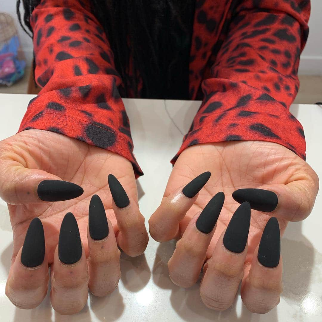 フリーマ・アジェマンさんのインスタグラム写真 - (フリーマ・アジェマンInstagram)「This absolute queen just treated me to talons for me burrrfdeey!!!! And I love her. And I love them. I’m hardcore feeling my vampy ass self!!! Weapon of choice!!! 🖤🖤🖤 @margotbingham #thisis40 #birthdayweek」3月23日 5時55分 - freemaofficial