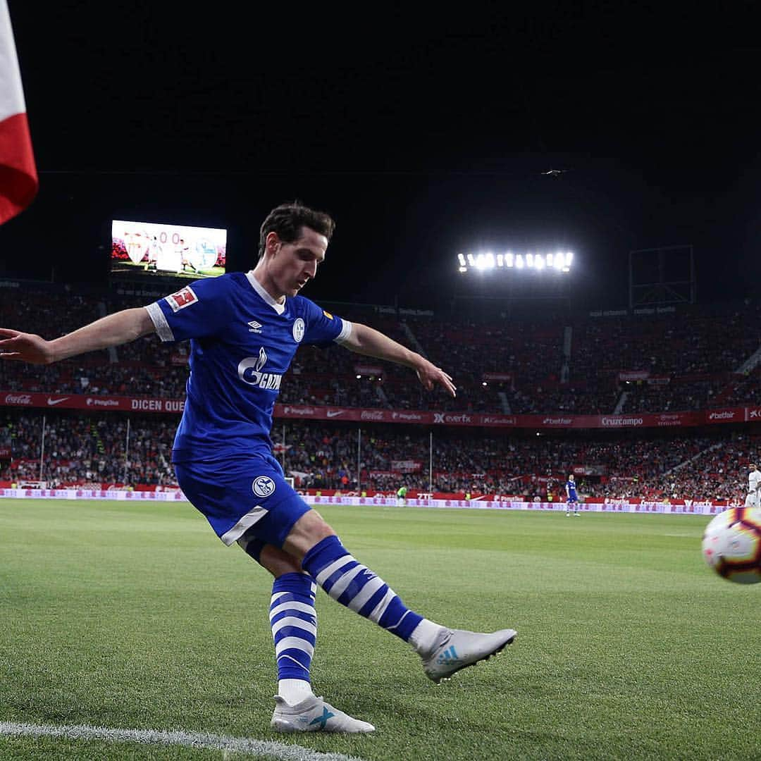 シャルケ04さんのインスタグラム写真 - (シャルケ04Instagram)「Half-time as @sevillafc take a slender lead into the break ⚒️ . . #Schalke #Sevilla #Rudy #Stambouli #Boujellab #Serdar #🔵⚪️ #S04」3月23日 5時58分 - s04