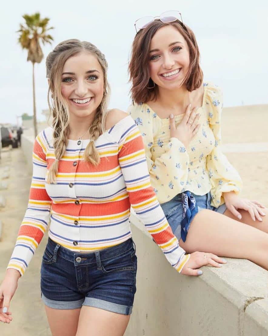 Brooklyn and Baileyさんのインスタグラム写真 - (Brooklyn and BaileyInstagram)「Off campus for the weekend! Current go-to weekend wardrobe 😍 #arizonajeanco #azyouare #ad」3月23日 5時58分 - brooklynandbailey