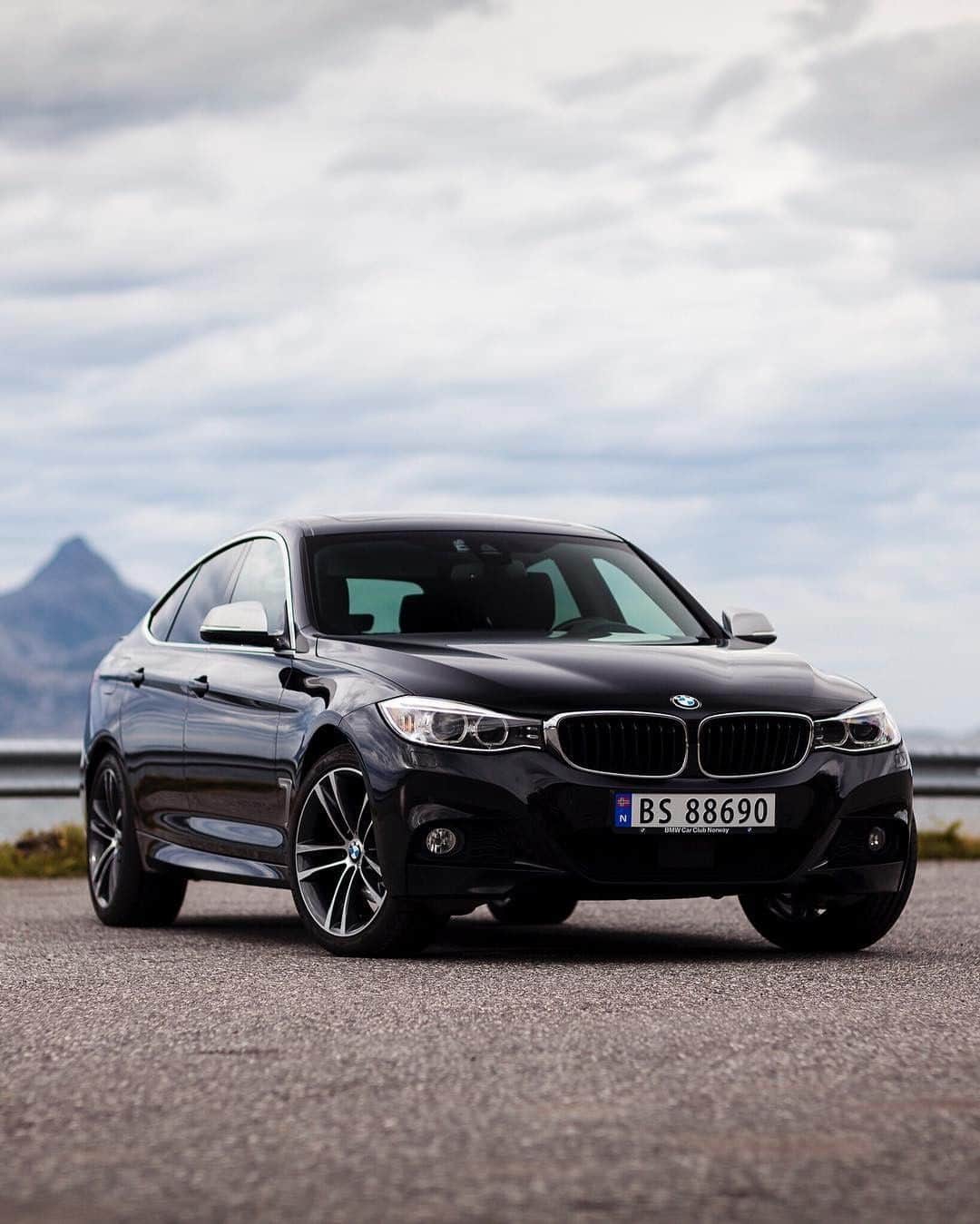 BMWのインスタグラム：「A mysterious character with many sides.  The BMW 3 Series Gran Turismo. #BMWrepost @gorg_f34  #BMW #3Series」