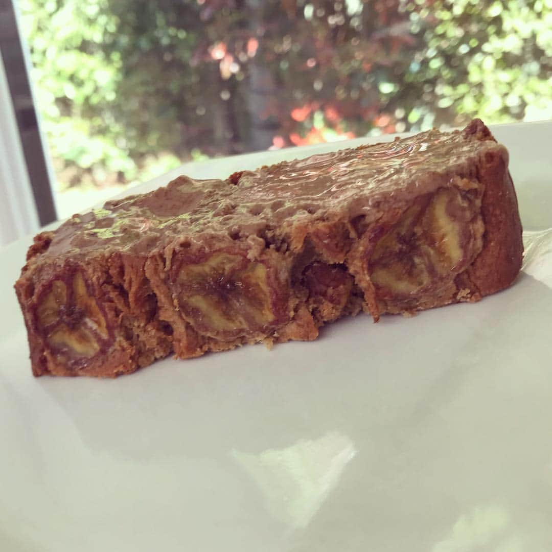 メリッサ・ラウシュのインスタグラム：「Banana Bread Recipe that some of you asked for when I posted the "making of" on my stories a little while back. Sorry for the delay, but you're not the boss of me so I took my sweet ass time because I felt like it! It is #gluten & #dairy free, but add all the gluten & dairy you wanna if you wanna. 3 Ripe Bananas and 1 extra for topping (to get them ripe, purchase them when they are not ripe - by the time you bring them home they should be ready to be thrown in the garbage)  1 egg 1/4 Cup melted coconut oil - I like the kind that is already melted because I'm lazy AF 1/4 C maple syrup 1 tablespoon vanilla extract 1/2 cup almond flour 1 3/4 cups gluten free oat flour 1 tsp cinnamon 1 tsp lemon juice (can also use orange juice if you don't feel like cutting into a lemon and squeezing that little citrus bitch just for a tsp) 1 tsp baking powder 1/2 tsp baking soda 1/4 tsp salt 1 cup chopped walnuts or pecans (Optional. As I learned from my stories some of you were really pissed about me adding nuts...So if you don't like them, just take a breath, punch a wall and don't add them). Preheat your oven to 350 degrees F/176.667 C (For those of you who are using Celsius, I want it noted that I looked up that conversion for you because I had zero idea what it was without the resource of Google. You're welcome for saving you a step. I really feel like you owe me one for that. And Fahrenheit people, don't get too smug-maybe next time I'll just give the Celsius info and you see how you like it)!! Mix all the above ingredients together until it's, well, properly mixed obvi!  Pour into loaf pan. If you don't have one - pour into any pan you have and just deal with the fact that it may not look like bread.  Slice that extra banana and lay them all over the top to make it look purdy.  Bake for about an hour. One benefit of placing the banana slices on top is that you can lift one up and stick a fork in the bread to see if it's done and then place the banana on top again to cover up the mark you made like a real baller. Take out of oven when ready (with a mitt, Crazy!) I like to spread almond butter on top which I know will tick some folks off, but it will be okay. We will be okay.」