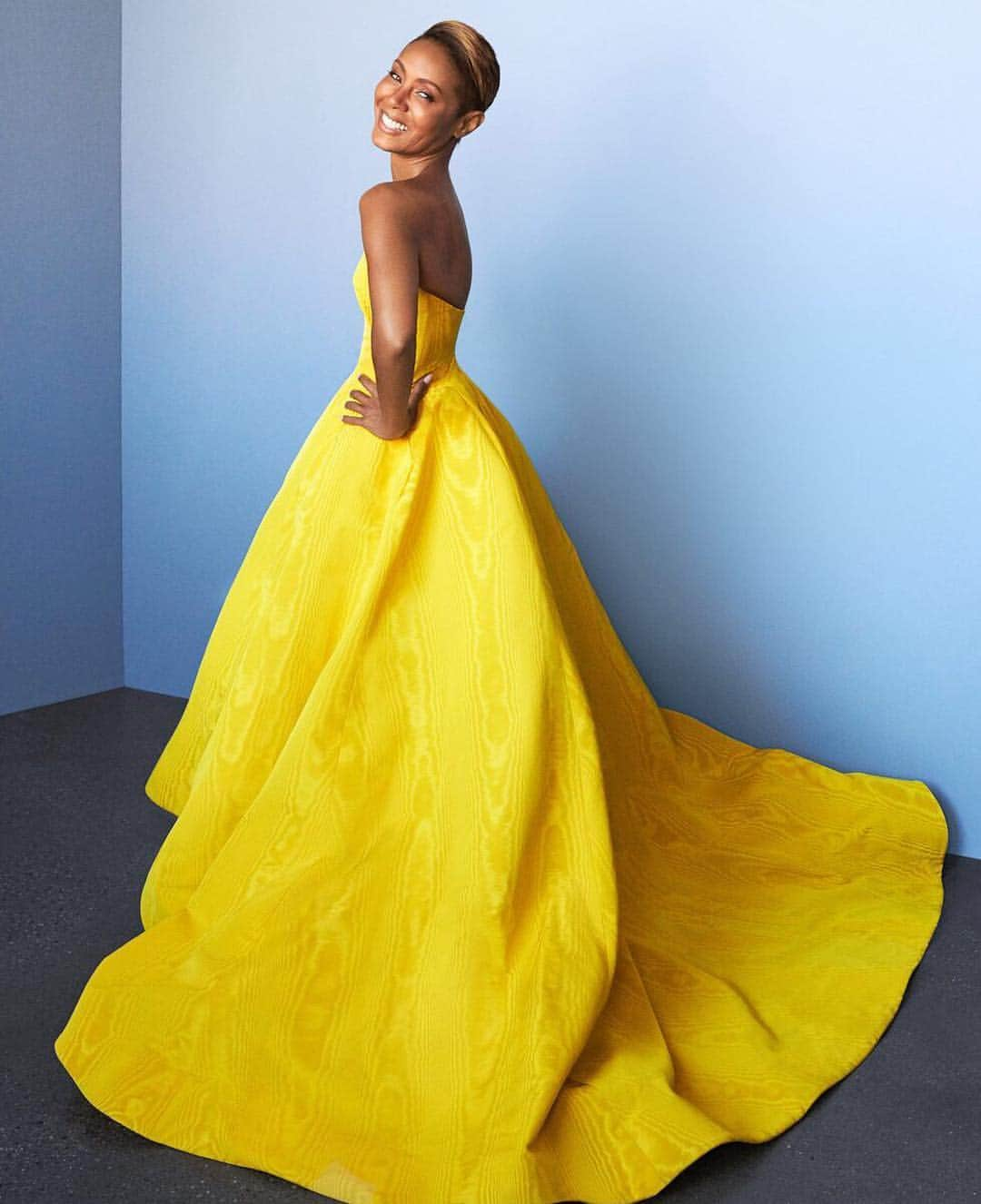 オスカーデラレンタさんのインスタグラム写真 - (オスカーデラレンタInstagram)「@JadaPinkettSmith shines bright  in our #odlrspring2019 ginger moiré faille gown for @HarpersBazaarUS. Styled by @SimonRobins1000.」3月23日 6時05分 - oscardelarenta