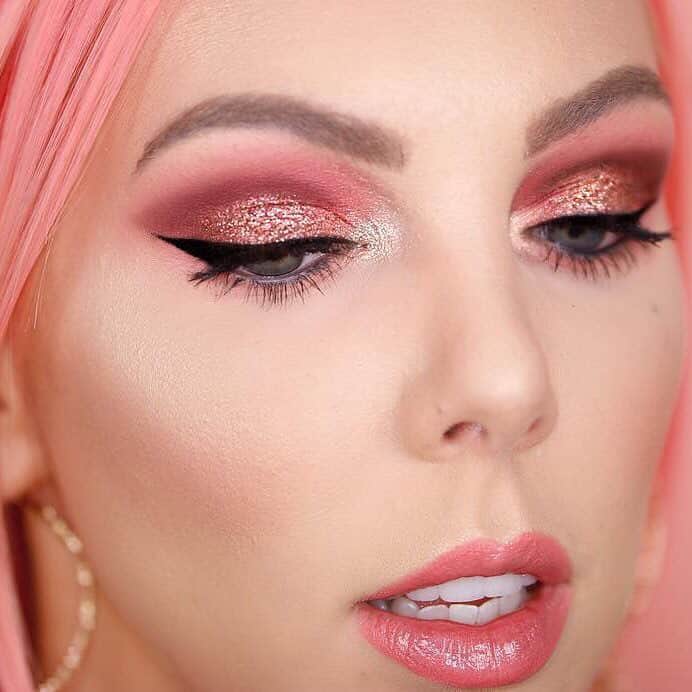 Too Facedさんのインスタグラム写真 - (Too FacedInstagram)「Your daily PINK me up 💕 @sandrea26france is a pink dream in our Pretty Mess Collection! She wears our Pretty Mess Eye Shadow Palette, How Many F*cks Do I Give Highlighter, and Painkllr Pink Lip Injection Extreme. #regram #TooFacedxErika #TooFaced」3月23日 6時08分 - toofaced
