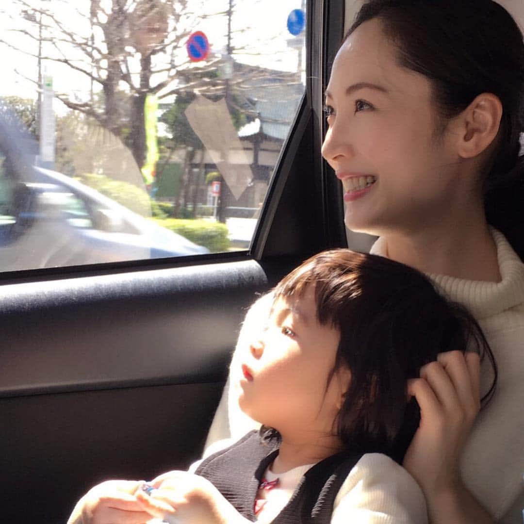 日高薫のインスタグラム：「甘えんぼちゃんとホッコリ中を主人が撮ってくれてました😂💓 #2歳 #女の子ママ#👩‍👧 #👨‍👩‍👧 #instagood」
