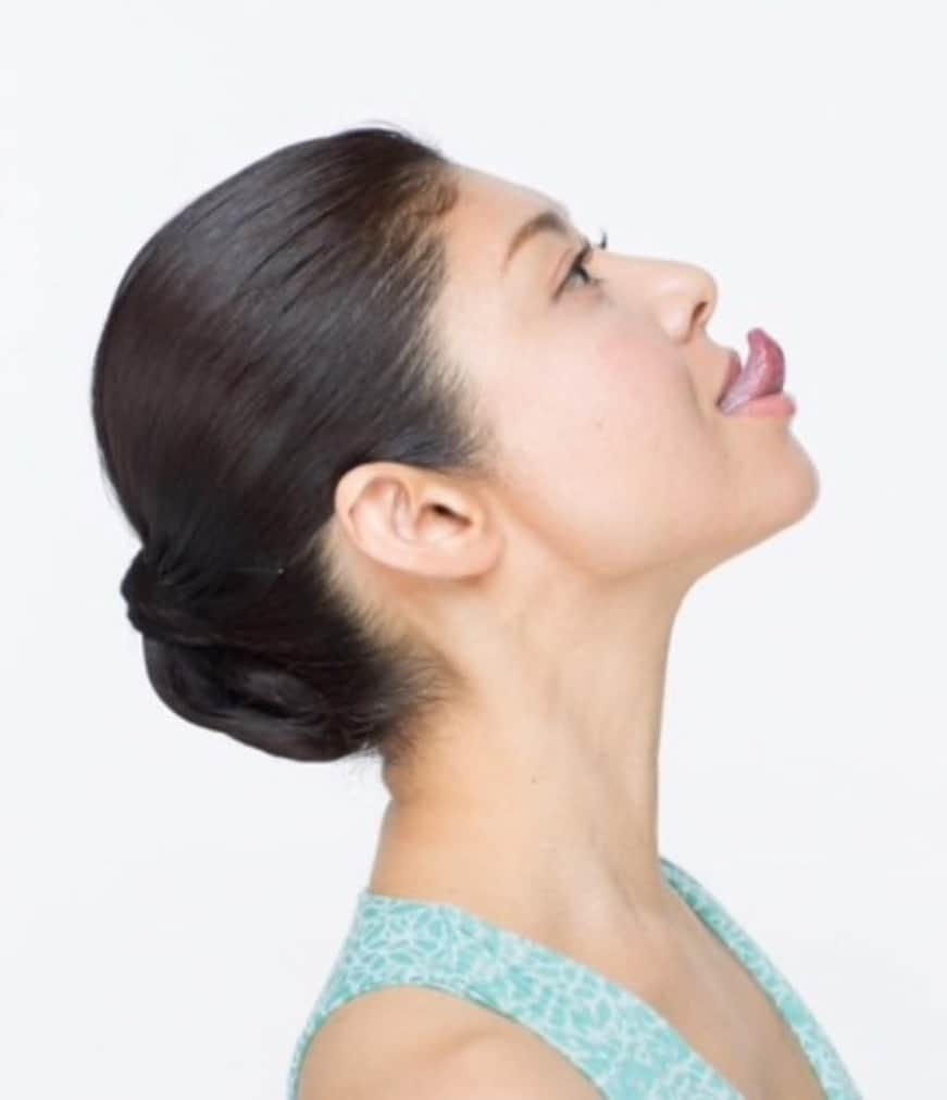 間々田佳子のインスタグラム：「二重アゴには こちら！  詳しくはブログをご覧くださいね！ 頑張ってブログ書いていま〜す❣️ 感想もどんどんお寄せくださ〜い😆  #間々田佳子 #アゴ下  #顔も同じ  #筋トレ」