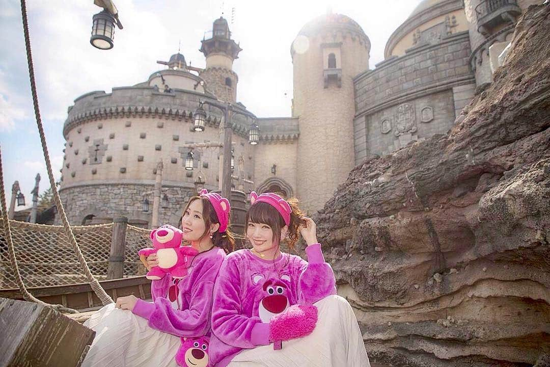 浅井麻里さんのインスタグラム写真 - (浅井麻里Instagram)「🍓🍓 . 💗ロッツォバウンド💗シリーズ🧸 . なんかこの写真、 ちょっと違うシーの雰囲気が出てて好き❤️ . パイレーツオブカリビアン感🏴‍☠️🌊（笑） . . . #ロッツォバウンド#双子コーデディズニー#ロッツォハグベア#ディズニーシー#ロッツォコーデ#東京ディズニーシー#トイストーリー#tokyodisneyresort#tokyodisneysea#disneysea#lotsobound」3月23日 15時30分 - mari_asai_625