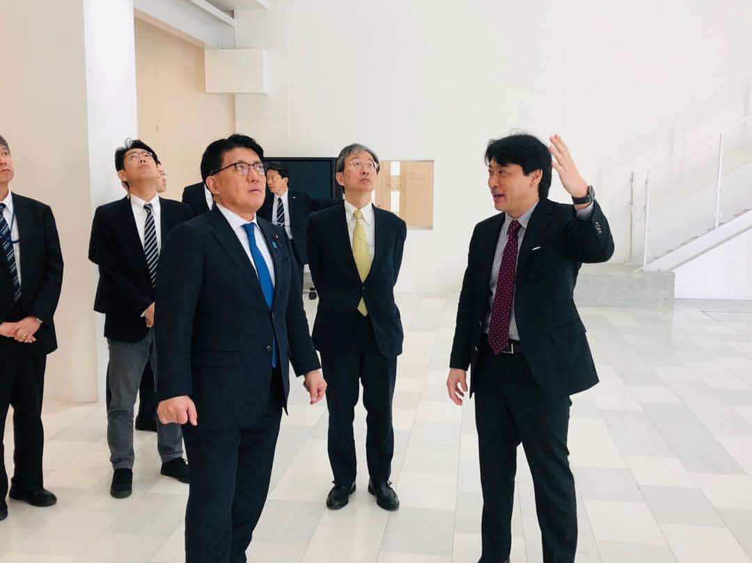 平井卓也さんのインスタグラム写真 - (平井卓也Instagram)「名古屋大学トランスフォーマティブ生命分子研究所（ITｂM）を視察。ここは、世界トップレベル研究拠点（WPI）です。松尾総長、伊丹拠点長に案内頂きました。合成化学と植物科学・動物科学の融合拠点として、素晴らしい研究成果を挙げています。伊丹先生には、昨年11月にHIRAI Pitchにお越し頂きましたが、その際のピッチがとても印象的でした。先生の研究ポリシー"Be unique! Be crazy!"が、実際、研究所でどのように相乗効果を生んでいるのか、研究現場を直接見させて頂きました。分子で世界を変える。期待しています！ #平井卓也 #名古屋大学 #ITｂM」3月23日 15時34分 - hiratakuchan0125
