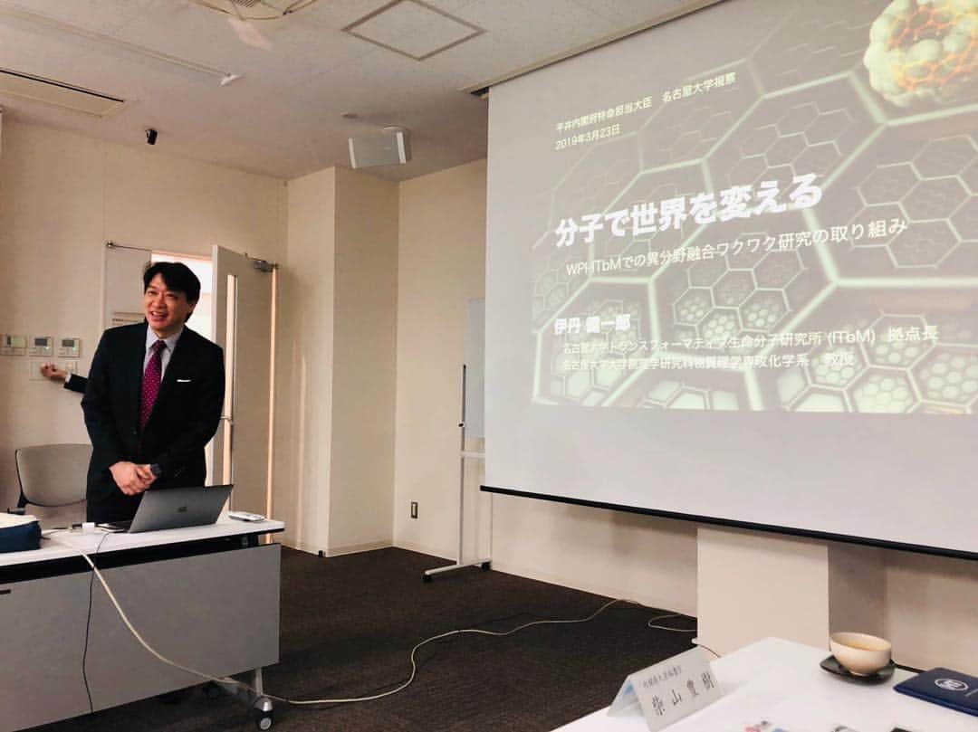 平井卓也さんのインスタグラム写真 - (平井卓也Instagram)「名古屋大学トランスフォーマティブ生命分子研究所（ITｂM）を視察。ここは、世界トップレベル研究拠点（WPI）です。松尾総長、伊丹拠点長に案内頂きました。合成化学と植物科学・動物科学の融合拠点として、素晴らしい研究成果を挙げています。伊丹先生には、昨年11月にHIRAI Pitchにお越し頂きましたが、その際のピッチがとても印象的でした。先生の研究ポリシー"Be unique! Be crazy!"が、実際、研究所でどのように相乗効果を生んでいるのか、研究現場を直接見させて頂きました。分子で世界を変える。期待しています！ #平井卓也 #名古屋大学 #ITｂM」3月23日 15時34分 - hiratakuchan0125