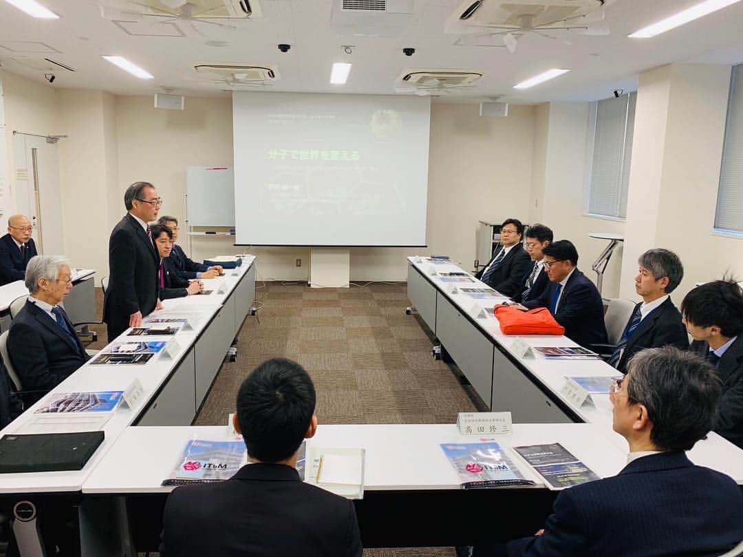 平井卓也さんのインスタグラム写真 - (平井卓也Instagram)「名古屋大学トランスフォーマティブ生命分子研究所（ITｂM）を視察。ここは、世界トップレベル研究拠点（WPI）です。松尾総長、伊丹拠点長に案内頂きました。合成化学と植物科学・動物科学の融合拠点として、素晴らしい研究成果を挙げています。伊丹先生には、昨年11月にHIRAI Pitchにお越し頂きましたが、その際のピッチがとても印象的でした。先生の研究ポリシー"Be unique! Be crazy!"が、実際、研究所でどのように相乗効果を生んでいるのか、研究現場を直接見させて頂きました。分子で世界を変える。期待しています！ #平井卓也 #名古屋大学 #ITｂM」3月23日 15時34分 - hiratakuchan0125