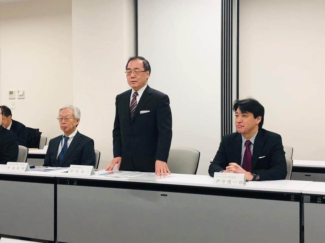 平井卓也さんのインスタグラム写真 - (平井卓也Instagram)「名古屋大学トランスフォーマティブ生命分子研究所（ITｂM）を視察。ここは、世界トップレベル研究拠点（WPI）です。松尾総長、伊丹拠点長に案内頂きました。合成化学と植物科学・動物科学の融合拠点として、素晴らしい研究成果を挙げています。伊丹先生には、昨年11月にHIRAI Pitchにお越し頂きましたが、その際のピッチがとても印象的でした。先生の研究ポリシー"Be unique! Be crazy!"が、実際、研究所でどのように相乗効果を生んでいるのか、研究現場を直接見させて頂きました。分子で世界を変える。期待しています！ #平井卓也 #名古屋大学 #ITｂM」3月23日 15時34分 - hiratakuchan0125