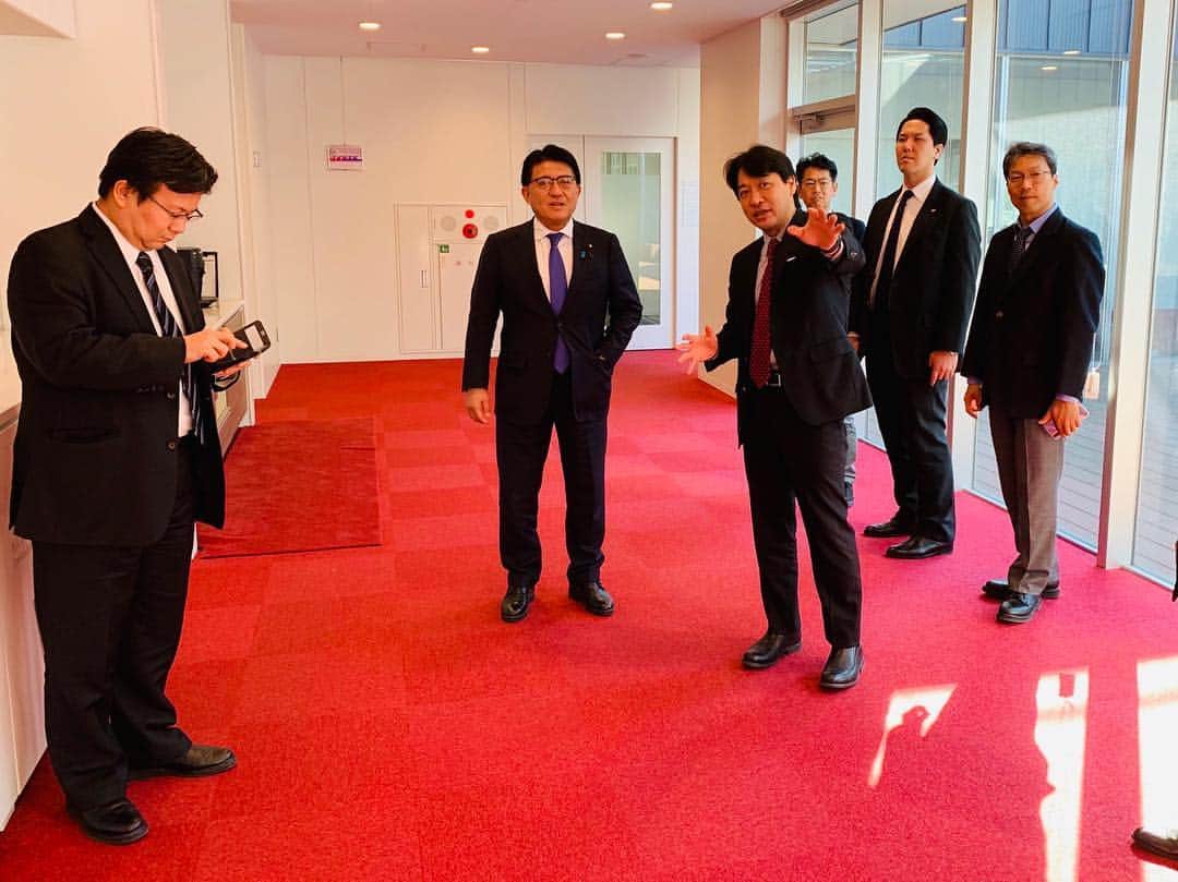 平井卓也さんのインスタグラム写真 - (平井卓也Instagram)「名古屋大学トランスフォーマティブ生命分子研究所（ITｂM）を視察。ここは、世界トップレベル研究拠点（WPI）です。松尾総長、伊丹拠点長に案内頂きました。合成化学と植物科学・動物科学の融合拠点として、素晴らしい研究成果を挙げています。伊丹先生には、昨年11月にHIRAI Pitchにお越し頂きましたが、その際のピッチがとても印象的でした。先生の研究ポリシー"Be unique! Be crazy!"が、実際、研究所でどのように相乗効果を生んでいるのか、研究現場を直接見させて頂きました。分子で世界を変える。期待しています！ #平井卓也 #名古屋大学 #ITｂM」3月23日 15時34分 - hiratakuchan0125