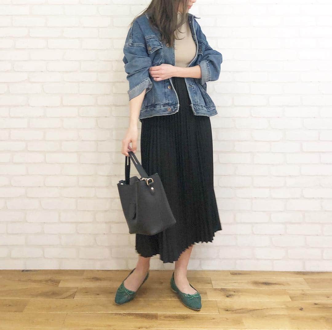 神戸レタス/Wowma店のインスタグラム：「3/23 本日解禁っ!!!! 3500円で使える1000円OFFクーポン配布中😙💓 . . 今すぐ神戸レタスWowma!店へGO🏃‍♀️ －－－－－－－－－－－－－－－－－－ . 今週の売れ筋アイテムをご紹介🍋 . . #ワンピース 【E1971】 ¥ 2,990 col:ベージュ×ブラック . #アウター 【K790】 ¥ 2,990 col:ブルー . #シューズ 【I1779】 ¥ 2,290 size:M col:グリーン . #バッグ 【B1242】 ¥ 2,490 col:ブラック . . 通販サイトは、プロフィールURLから飛んで下さい💗 プロフィールからリンクに飛べない場合は「神戸レタス wowma!」「神戸レタス au」で検索してみてください♪商品はサイト内でID検索できます🐶🔍 . #神戸レタス#kobelettuce#プリーツスカート#Gジャン#プチプラコーデ#プチプラ#韓国ファッション#ゆったり#体型カバー#春服#春コーデ#コーデ#今日の服#今日のコーデ#コーディネート#ファッション#ママコーデ#ママリ#ママファッション#しまむら#ザラ#韓国#インスタ映え#お洒落さんと繋がりたい#写真好きな人と繋がりたい#写真を撮るのが好きな人と繋がりたい」