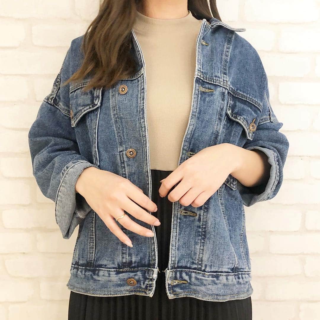 神戸レタス/Wowma店のインスタグラム：「3/23 本日解禁っ!!!! 3500円で使える1000円OFFクーポン配布中😙💓 . . 今すぐ神戸レタスWowma!店へGO🏃‍♀️ －－－－－－－－－－－－－－－－－－ . 今週の売れ筋アイテムをご紹介🍋 . . #ワンピース 【E1971】 ¥ 2,990 col:ベージュ×ブラック . #アウター 【K790】 ¥ 2,990 col:ブルー . #シューズ 【I1779】 ¥ 2,290 size:M col:グリーン . #バッグ 【B1242】 ¥ 2,490 col:ブラック . . 通販サイトは、プロフィールURLから飛んで下さい💗 プロフィールからリンクに飛べない場合は「神戸レタス wowma!」「神戸レタス au」で検索してみてください♪商品はサイト内でID検索できます🐶🔍 . #神戸レタス#kobelettuce#プリーツスカート#Gジャン#プチプラコーデ#プチプラ#韓国ファッション#ゆったり#体型カバー#春服#春コーデ#コーデ#今日の服#今日のコーデ#コーディネート#ファッション#ママコーデ#ママリ#ママファッション#しまむら#ザラ#韓国#インスタ映え#お洒落さんと繋がりたい#写真好きな人と繋がりたい#写真を撮るのが好きな人と繋がりたい」