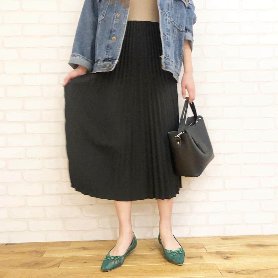 神戸レタス/Wowma店のインスタグラム：「3/23 本日解禁っ!!!! 3500円で使える1000円OFFクーポン配布中😙💓 . . 今すぐ神戸レタスWowma!店へGO🏃‍♀️ －－－－－－－－－－－－－－－－－－ . 今週の売れ筋アイテムをご紹介🍋 . . #ワンピース 【E1971】 ¥ 2,990 col:ベージュ×ブラック . #アウター 【K790】 ¥ 2,990 col:ブルー . #シューズ 【I1779】 ¥ 2,290 size:M col:グリーン . #バッグ 【B1242】 ¥ 2,490 col:ブラック . . 通販サイトは、プロフィールURLから飛んで下さい💗 プロフィールからリンクに飛べない場合は「神戸レタス wowma!」「神戸レタス au」で検索してみてください♪商品はサイト内でID検索できます🐶🔍 . #神戸レタス#kobelettuce#プリーツスカート#Gジャン#プチプラコーデ#プチプラ#韓国ファッション#ゆったり#体型カバー#春服#春コーデ#コーデ#今日の服#今日のコーデ#コーディネート#ファッション#ママコーデ#ママリ#ママファッション#しまむら#ザラ#韓国#インスタ映え#お洒落さんと繋がりたい#写真好きな人と繋がりたい#写真を撮るのが好きな人と繋がりたい」