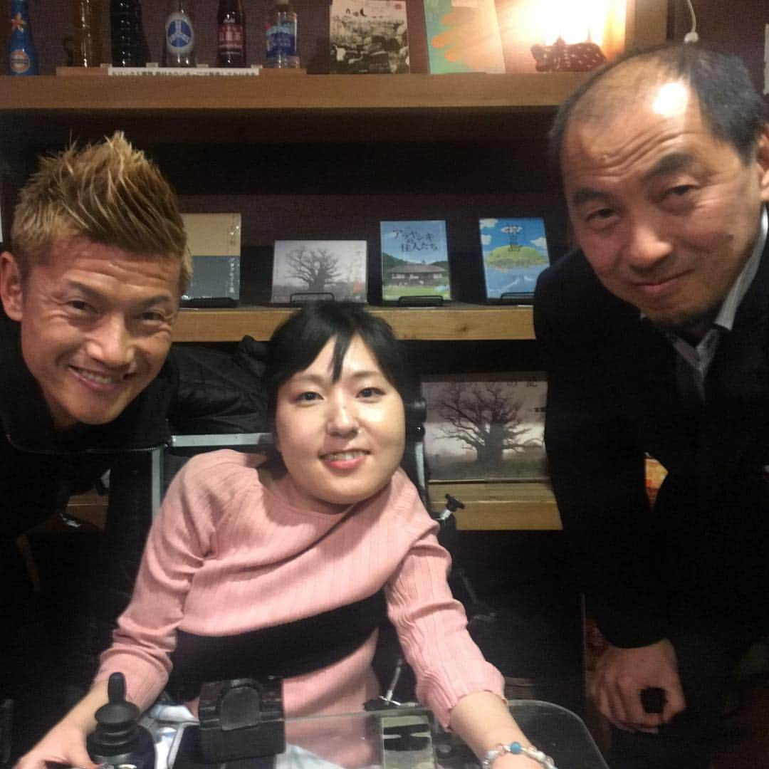 播戸竜二さんのインスタグラム写真 - (播戸竜二Instagram)「『蹴る』 ・ 電動車椅子サッカーの、ドキュメンタリー映画を観てきました！ ・ 車椅子サッカーは初めて見ましたが、余りの激しさに衝撃を受けました。 ・ サッカーに関わるメンタル的なところは、共感できる事が多く、感情移入しながら観ました。 ・ いろいろなドラマがあり、いろいろな愛がありました。サッカー愛、家族愛、恋人愛、夫婦愛。 ・ わからない事、知らない事がたくさんあり、いろいろな事を学べた映画でした。 ・ 写真は、永岡真里さんと中村和彦監督です。 ・ いろいろ感じた事を、上手く伝えたいけど、なんて伝えたらいいのか、難しいです。でも、心は揺さぶられました。目標や熱中するモノがあるというのは、非常に重要な事だと思ったし、それがある事が幸せだと思いました。 ・ 映画の素晴らしさを改めて感じたし、知らない世界、人を知れて良かったです。 ・ 原さんが舞台挨拶をしたりして、Jリーグ、日本サッカーも一緒に、いろいろ盛り上げていければと思います！ ・ これからも、たくさんの事を勉強し、たくさんの事を感じたいです！ ・ 是非、皆さん観てください！ ・ ・ #映画 #映画蹴る #電動車椅子サッカー  #ポレポレ東中野 #舞台挨拶 #中村和彦監督 #永岡真里さん」3月23日 15時40分 - ryuji_bando