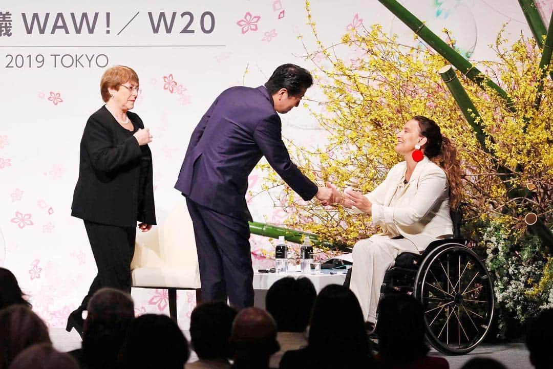 首相官邸さんのインスタグラム写真 - (首相官邸Instagram)「#安倍総理 からの#メッセージ 🌸 すべての女性が輝く世界を目指し、日本が立ち上げた#国際女性会議 も、5回目となりました。マララ・ユスフザイ女史など世界の第一線で活躍する女性たちが集まり、女子教育、ダイバーシティの重要性などを議論します。一つの声、一つの行動があれば、世界は変えることができる。本年、#G20 議長国でもある我が国は、これまで以上に、世界の中で「#女性活躍 」の旗を高く掲げ、強いリーダーシップを発揮していく決意です。 . #WAW #WorldAssemblyforWomen #W20 #malalayousafzai #womenleaders @shinzoabe @malala」3月23日 15時40分 - kantei