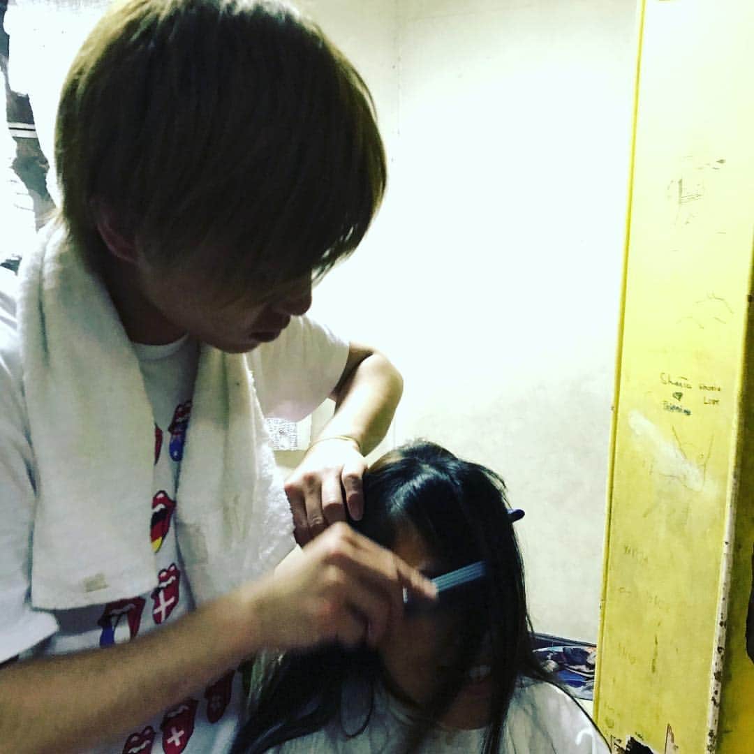 のインスタグラム：「✂︎高校生の初カット 経験がなくても大丈夫﻿ ﻿ @abc_cebu﻿ ﻿  #アジアビューティーカレッジ﻿ #AsiaBeautyCollege﻿ #ヘアスタイル﻿ #ヘアカラー﻿ #ヘアアレンジ﻿ #セブ留学﻿ #美容留学﻿ #語学留学﻿ #海外美容師﻿ #海外スタイリスト﻿ #海外生活﻿ #海外留学﻿ #美容学生﻿ #海外美容室﻿ #海外ヘアサロン﻿ #海外で美容師﻿ #セブ美容﻿ #セブ島﻿ #美容師転職﻿ #美容師募集﻿ #instahair﻿ #hairstyle﻿ #hairstagram﻿ #海外就職希望﻿ #就活中﻿ #日系サロン ﻿ #DONNA﻿ #ドンナ﻿ #cebustudents﻿ #freecut」