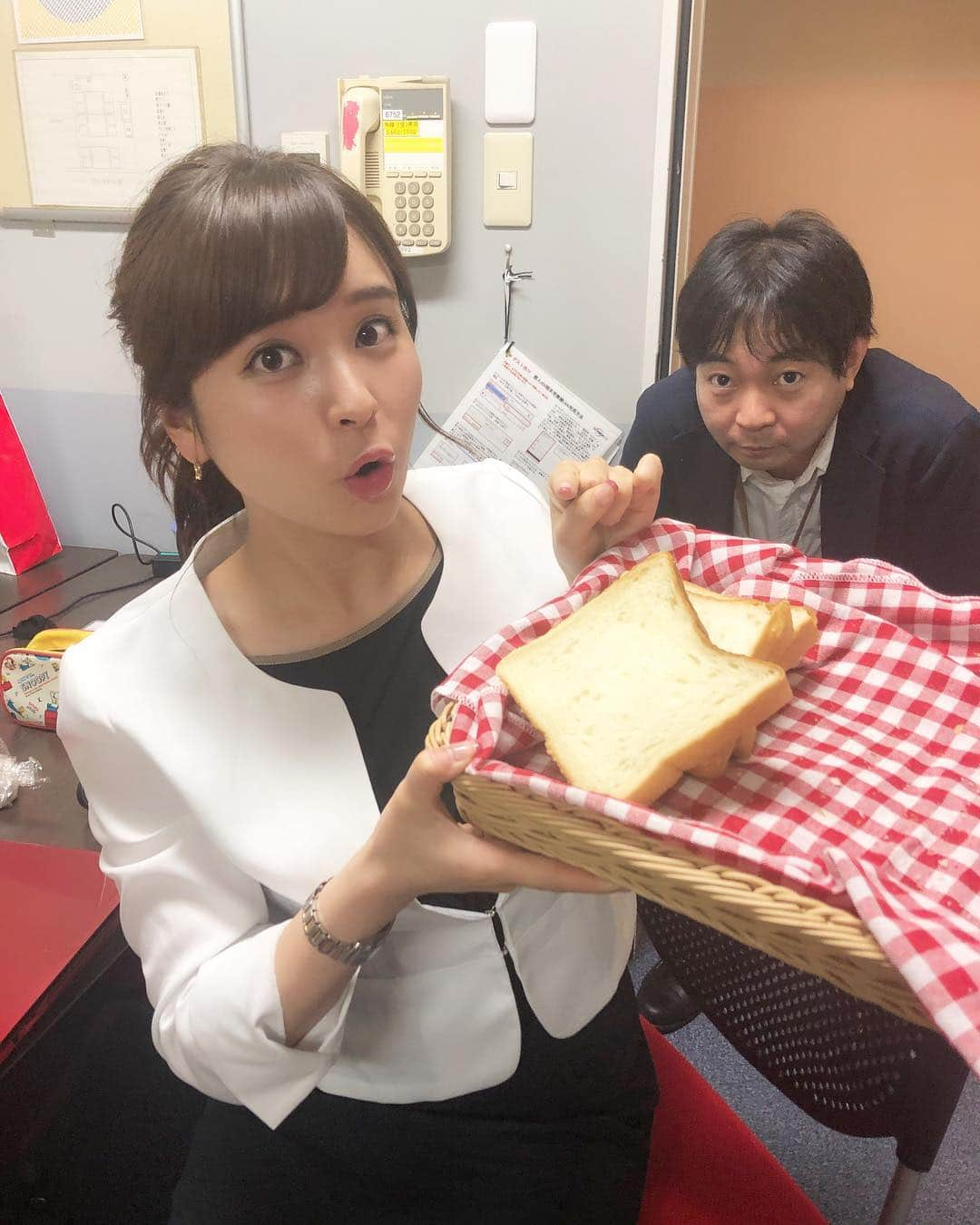 角谷暁子さんのインスタグラム写真 - (角谷暁子Instagram)「《お知らせ》 4月から新しく #カンニング竹山の新しい人生始めます アシスタントを担当します！ #BSテレ東 で 毎週日曜よる9時から放送です！ 初回は 4月21日よる9時からです😊  先日はその初回の収録でした。 日曜の夜9時に、 お茶の間でのんびりみていただきたい番組です。家族で安心してもらえますし、お父さんお母さんの心に刺さる情報もあるはずです✨そんな雰囲気にぴったりの和気藹々とした収録でした！！ 初回は来月からですが、 お楽しみに❤️ ⚠️奥に写っているのは...... 竹山さんではなく 番組プロデューサーです🤣⚠️ 収録で紹介した食パンが狙われています😂😂」3月23日 15時55分 - kadoya_akiko