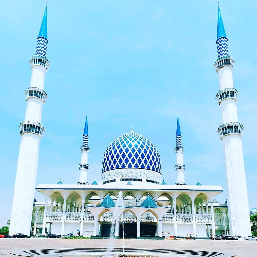 坂田陽子さんのインスタグラム写真 - (坂田陽子Instagram)「クアラルンプールの知人の所に一泊し屋台でローカルグルメを堪能した次の日。 帰国前にどうしても観たかった、青と白の美しい色彩から Blue Mosque の愛称で親しまれているマレーシア最大のモスク、 スルタン・サラフディン・アブドゥル・アジズ・シャー・モスク（噛みそう、いや確実に噛む）へ。 ・ イスラム教徒の神聖な礼拝堂・モスクの見学には女性は手首、足首が隠れる服装など決まりがありますが、入り口でケープを無料で貸し出してくれます。折角なら、、、着たいよね😂 ・ 青と白の心洗われる美しく神聖な世界。#ピンクモスク の #プトラジャヤ と合わせて一見の価値有りです！ ・ ・ #bluemosque #ブルーモスク #malaysia #kualalumpur #mosque ・ 最後の写真は 知人がクアラルンプールで住んでいるレジデンスの共有プール。 こんなプールやジム。体育館やバーベQスペースなど全て込み、3LDKで家賃6万円代💦凄いっ！ マレーシアが日本人にとって移住したい国No. 1なのも納得😆😆」3月23日 15時55分 - yokosakata