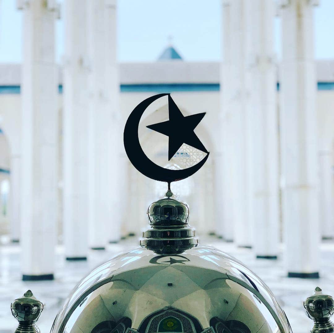 坂田陽子さんのインスタグラム写真 - (坂田陽子Instagram)「クアラルンプールの知人の所に一泊し屋台でローカルグルメを堪能した次の日。 帰国前にどうしても観たかった、青と白の美しい色彩から Blue Mosque の愛称で親しまれているマレーシア最大のモスク、 スルタン・サラフディン・アブドゥル・アジズ・シャー・モスク（噛みそう、いや確実に噛む）へ。 ・ イスラム教徒の神聖な礼拝堂・モスクの見学には女性は手首、足首が隠れる服装など決まりがありますが、入り口でケープを無料で貸し出してくれます。折角なら、、、着たいよね😂 ・ 青と白の心洗われる美しく神聖な世界。#ピンクモスク の #プトラジャヤ と合わせて一見の価値有りです！ ・ ・ #bluemosque #ブルーモスク #malaysia #kualalumpur #mosque ・ 最後の写真は 知人がクアラルンプールで住んでいるレジデンスの共有プール。 こんなプールやジム。体育館やバーベQスペースなど全て込み、3LDKで家賃6万円代💦凄いっ！ マレーシアが日本人にとって移住したい国No. 1なのも納得😆😆」3月23日 15時55分 - yokosakata