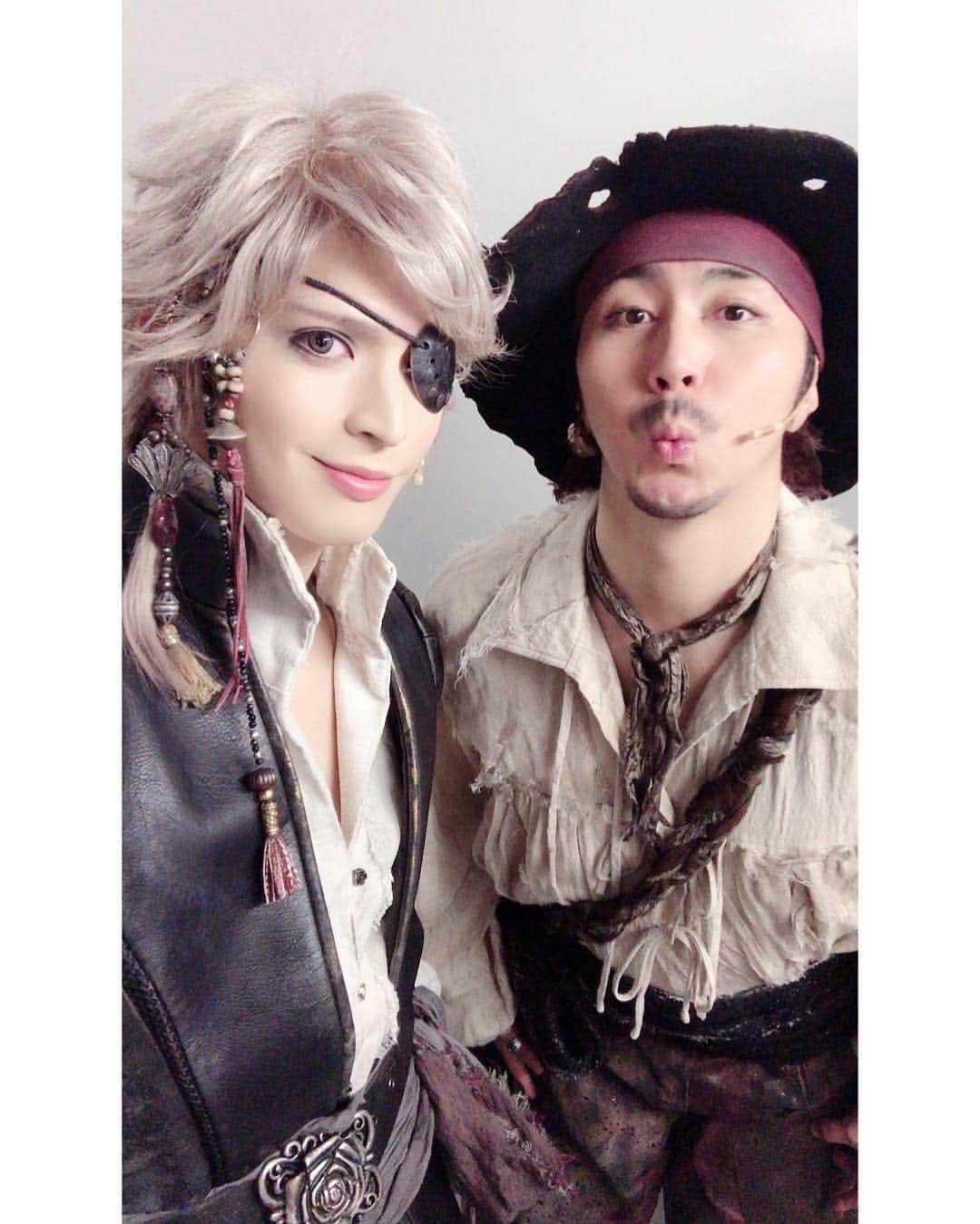 のインスタグラム：「[22/3/19] “Thank you for boarding my ship!” ⠀⠀⠀ ⠀ #kohatsuallen #piratesofthefrontier ⠀⠀⠀ ⠀ Source: Allen’s twitter」