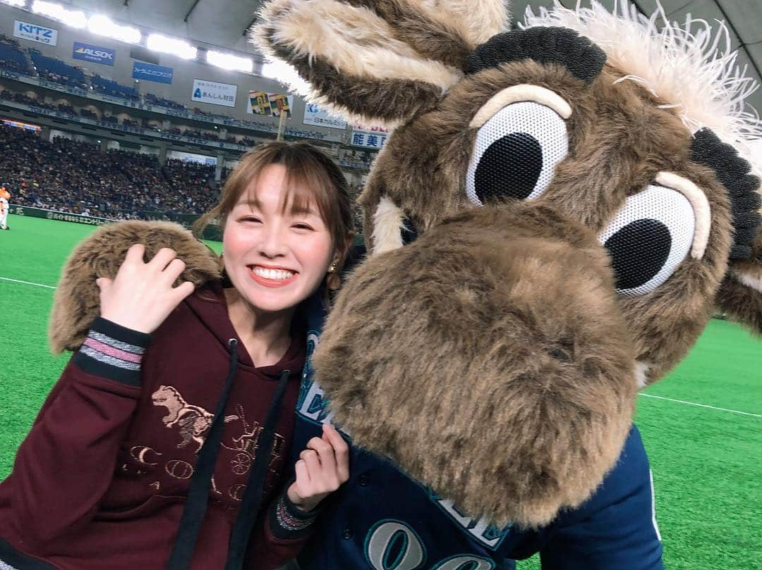 松中みなみさんのインスタグラム写真 - (松中みなみInstagram)「MOOOOSE!!!!🦌 ・ シアトル・マリナーズのマスコット 🦌ムース🦌と📸💕 いじられっぱなしでしたww ・ ・ #mlb #mlbjapan #巨人戦 #mariners  #moose #marinermoose #00  #エキサイティングシート  #マリナーズ #ムース  #いつから #いじられキャラ  #おちゃめ 💕#可愛かった 💖 #野球好き  #松中みなみ」3月23日 16時04分 - minami_matsunaka