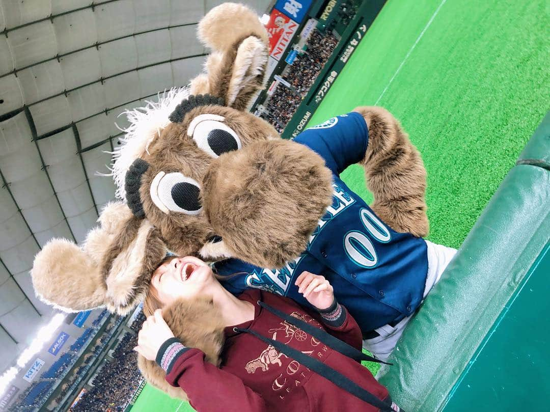 松中みなみさんのインスタグラム写真 - (松中みなみInstagram)「MOOOOSE!!!!🦌 ・ シアトル・マリナーズのマスコット 🦌ムース🦌と📸💕 いじられっぱなしでしたww ・ ・ #mlb #mlbjapan #巨人戦 #mariners  #moose #marinermoose #00  #エキサイティングシート  #マリナーズ #ムース  #いつから #いじられキャラ  #おちゃめ 💕#可愛かった 💖 #野球好き  #松中みなみ」3月23日 16時04分 - minami_matsunaka