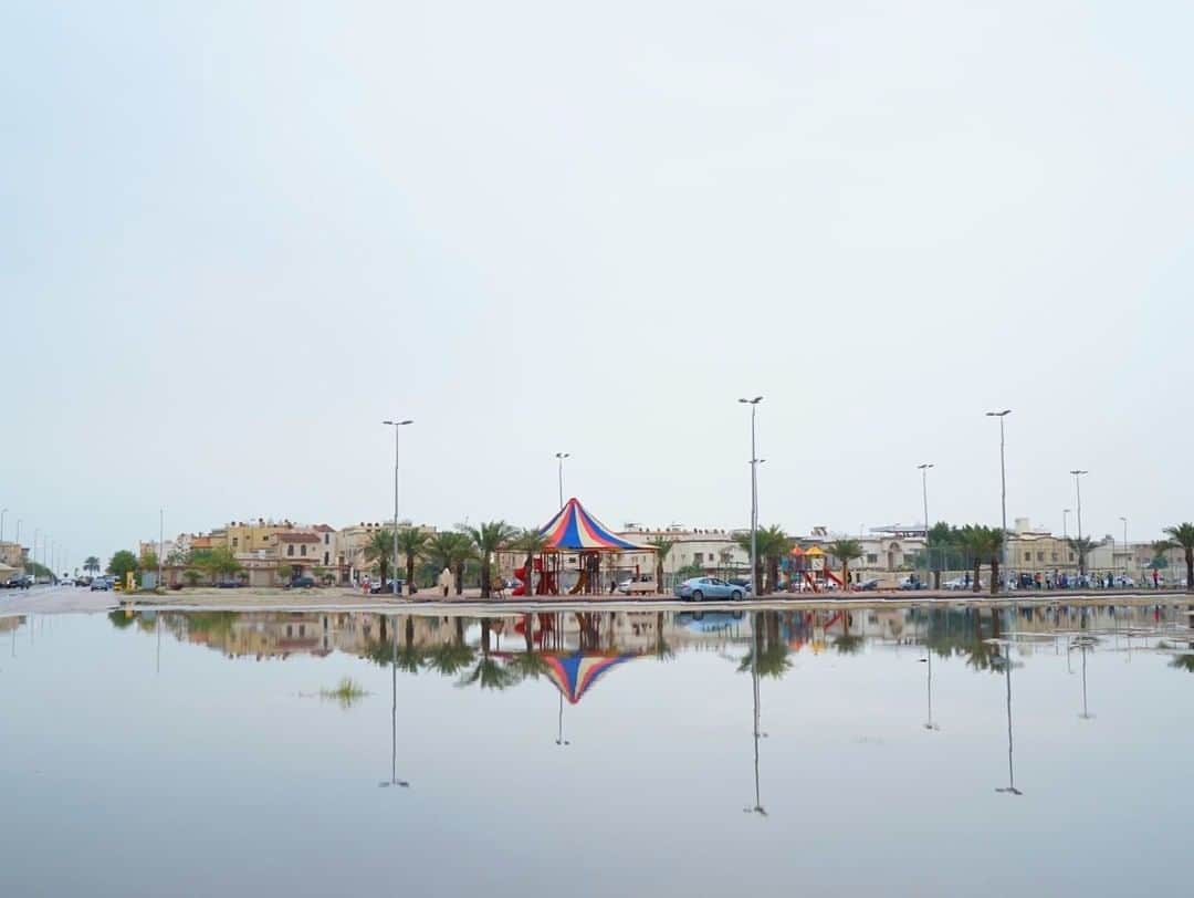 ナショナルジオグラフィックさんのインスタグラム写真 - (ナショナルジオグラフィックInstagram)「Photo by @tasneemalsultan | A view of a local park, hours after the rain. #dammam #saudiarabia」3月23日 16時02分 - natgeo