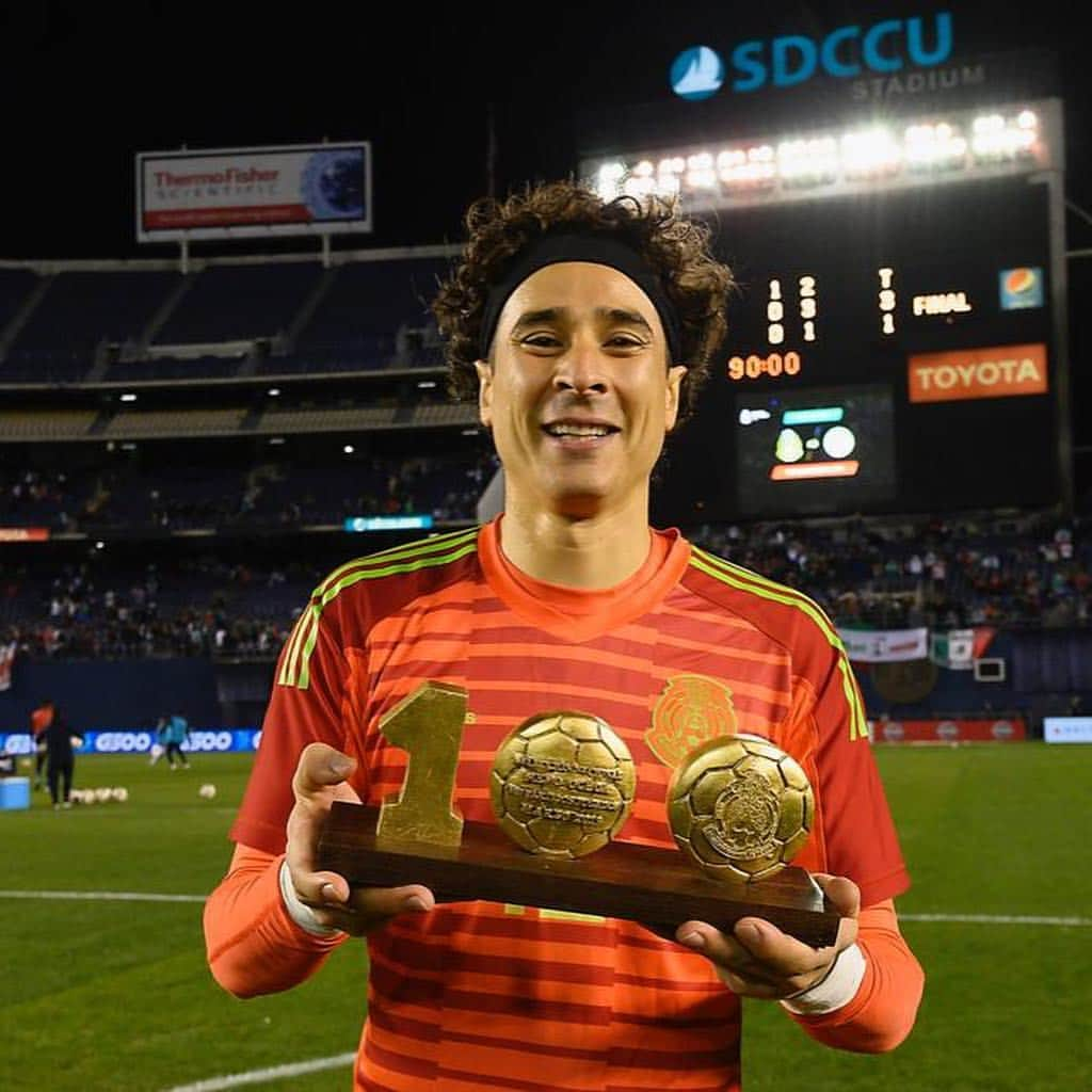 ギジェルモ・オチョアさんのインスタグラム写真 - (ギジェルモ・オチョアInstagram)「Gracias @miseleccionmx ... es un orgullo representar a mi país , Un sueño hecho realidad , a la gente ... GRACIAS por su cariño y apoyo todos estos años. #vamosXmas #NoMemoNoParty #PasionYOrgullo」3月23日 16時13分 - yosoy8a