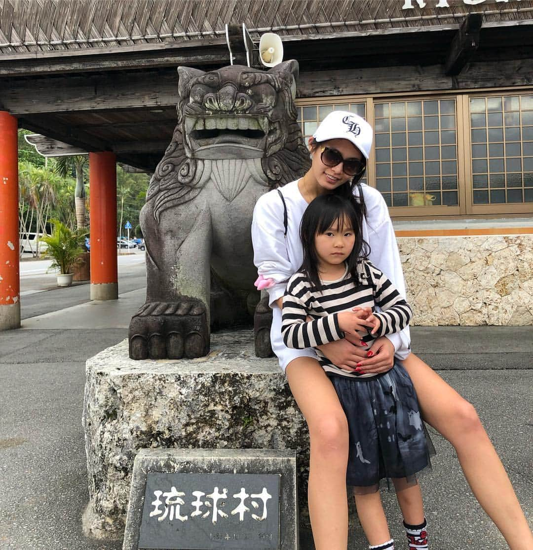 堀えりかさんのインスタグラム写真 - (堀えりかInstagram)「おつぽーん🤟🤟🤟 姪っ子ちゃん初飛行機&初沖縄☀️ 飛行機耳抜き出来ないのえりかと一緒だった😂😂😂笑 朝早くから頑張ったね👍☺️ . .  #沖縄 #沖縄旅行 #家族旅行 #家族 #兄弟 #姪っ子 #お出かけ #琉球村 #アクセサリー作り #体験 #okinawa」3月23日 16時07分 - xerikax143