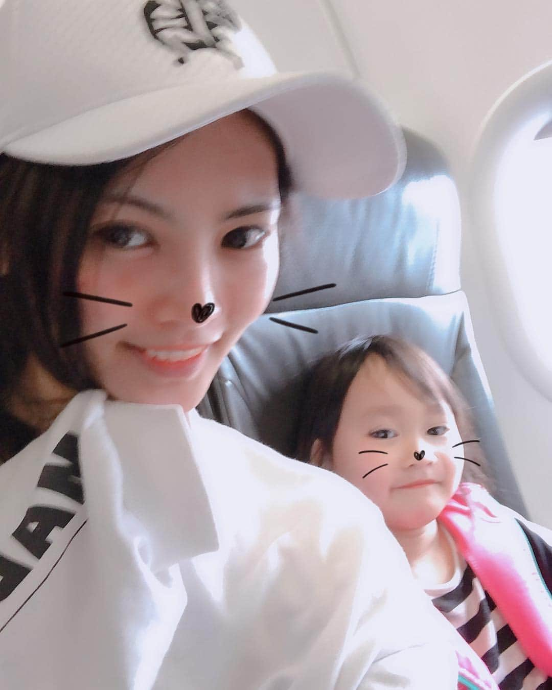 堀えりかさんのインスタグラム写真 - (堀えりかInstagram)「おつぽーん🤟🤟🤟 姪っ子ちゃん初飛行機&初沖縄☀️ 飛行機耳抜き出来ないのえりかと一緒だった😂😂😂笑 朝早くから頑張ったね👍☺️ . .  #沖縄 #沖縄旅行 #家族旅行 #家族 #兄弟 #姪っ子 #お出かけ #琉球村 #アクセサリー作り #体験 #okinawa」3月23日 16時07分 - xerikax143