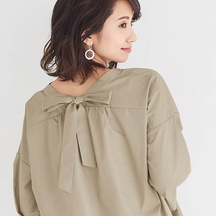 Pierrot［ピエロ］さんのインスタグラム写真 - (Pierrot［ピエロ］Instagram)「: New item﻿﻿﻿ ﻿﻿﻿﻿ ﻿﻿﻿ バックコンシャスで魅せる﻿ 甘さ控えめの程よい大人フェミニン﻿ ﻿ ﻿﻿﻿﻿ or1711-014183﻿ ✔︎ 後ろリボンVネックブラウス﻿ ¥2,290+tax﻿﻿﻿﻿ ﻿﻿﻿﻿ ﻿﻿﻿﻿ 画像をタップするとアイテム詳細がご覧いただけます♩﻿﻿﻿﻿ ﻿﻿﻿﻿ ﻿﻿﻿﻿ STAFFアカウント ☞ @pierrot_staff﻿﻿﻿﻿ ﻿﻿﻿﻿ ﻿﻿﻿﻿ #pierrot #pierrot_shop #オトナ女子 #大人コーデ #ママコーデ #ママファッション #おしゃれママ #プチプラコーデ #きのコ #きょコ #あすコ #いつコ #2019春夏 #2019ss #アラサーコーデ #アラフォーコーデ  #aライン #フェミニンコーデ #onoff #オフィスカジュアル」3月23日 16時11分 - pierrot_shop