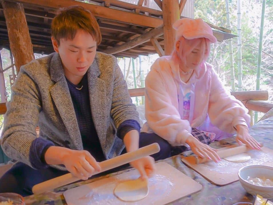 江崎びす子さんのインスタグラム写真 - (江崎びす子Instagram)「Today, with my mother and boyfriend and I, I had a pizza making experience in a mountain hut🍕💕✨ 今日は母親のぐり子さんと、彼氏のみつくんと、私の3人で山小屋でピザ作り体験をしたよ💖」3月23日 16時15分 - bisukoezaki