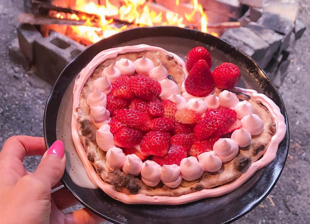 江崎びす子さんのインスタグラム写真 - (江崎びす子Instagram)「It is a rabbit pizza and a Yumekawa heart dessert pizza that I made.🍕💕 私が作ったウサギさんピザ🐰と、ゆめかわハートデザートピザ🍓💕」3月23日 16時17分 - bisukoezaki