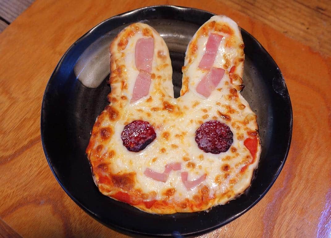 江崎びす子さんのインスタグラム写真 - (江崎びす子Instagram)「It is a rabbit pizza and a Yumekawa heart dessert pizza that I made.🍕💕 私が作ったウサギさんピザ🐰と、ゆめかわハートデザートピザ🍓💕」3月23日 16時17分 - bisukoezaki