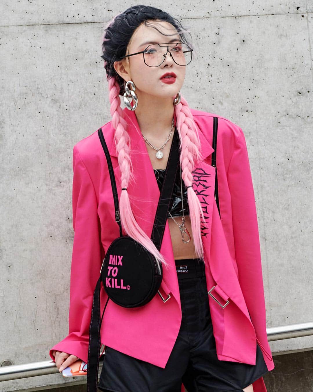 YOOX.COMさんのインスタグラム写真 - (YOOX.COMInstagram)「That’s a wrap #sfw!  My time in Korea has been amazing. So many fashion memories to bring back home! Swipe left to see my favorite #streetstyle moments and tap the link in bio to shop the Suecomma Bonnie x #YOOX exclusive footwear collection. xx D 💗」3月23日 16時22分 - yoox