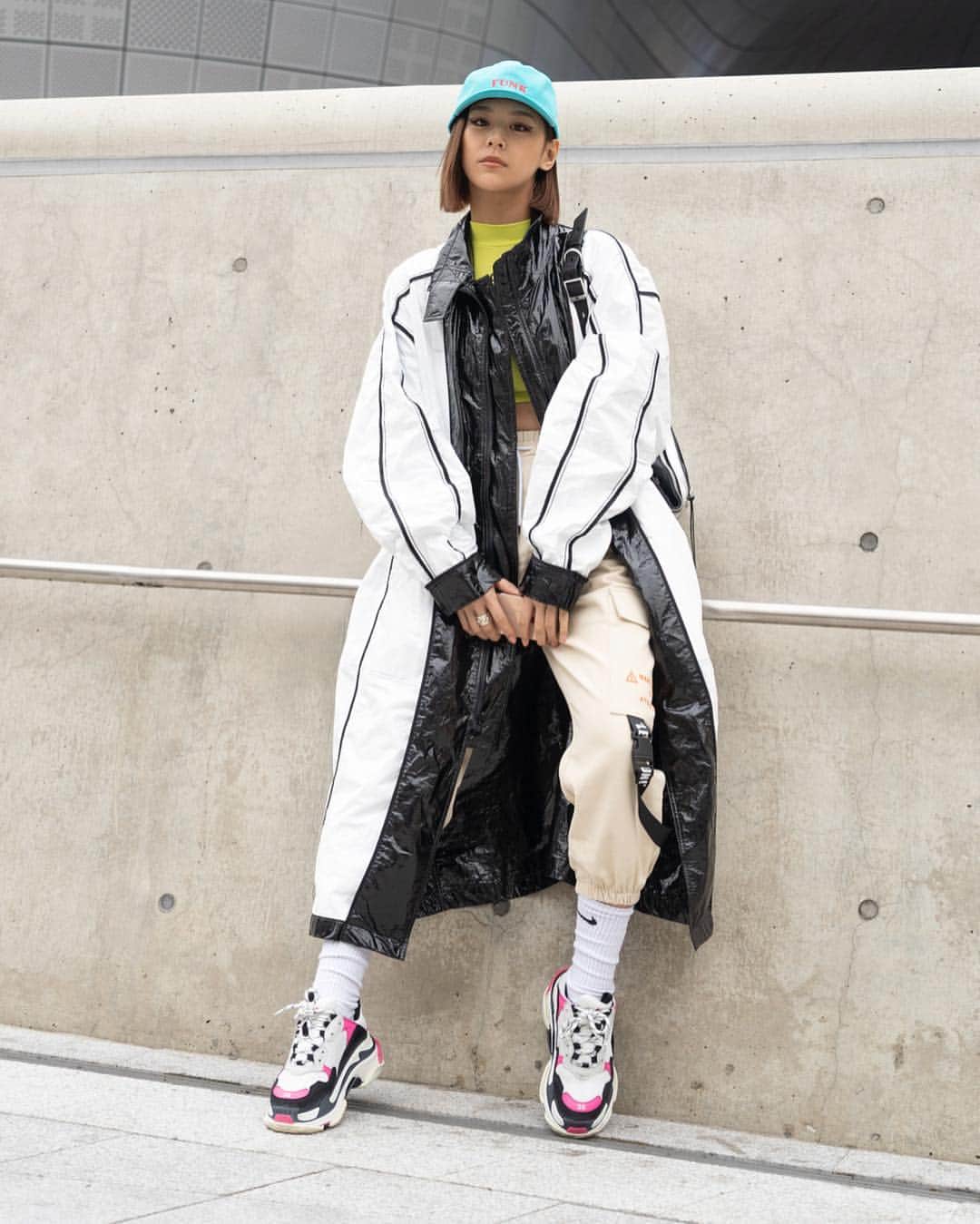 YOOX.COMさんのインスタグラム写真 - (YOOX.COMInstagram)「That’s a wrap #sfw!  My time in Korea has been amazing. So many fashion memories to bring back home! Swipe left to see my favorite #streetstyle moments and tap the link in bio to shop the Suecomma Bonnie x #YOOX exclusive footwear collection. xx D 💗」3月23日 16時22分 - yoox
