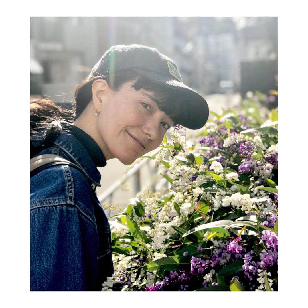のインスタグラム：「立春も過ぎて、東京はソメイヨシノも一分咲き🌸 「春だな〜」と引越したてのベランダと屋上にどんな植物育てようか考えてたの🤔  元々この土地に根付いていた植物育ててみたい！と思って 近所の花屋さんで在来種をきいて買ってきたよ💕  沈丁花（ジンチョウゲ）と、都忘れ（ミヤコワスレ）  次は何がいいかな？オススメあったら教えてほしいな♪ (1つ目のの写真は、ハーデンベルギアだって！） It’s SPRING!!! I want to start growing Native Japanese Plants！ Any recommendations？」