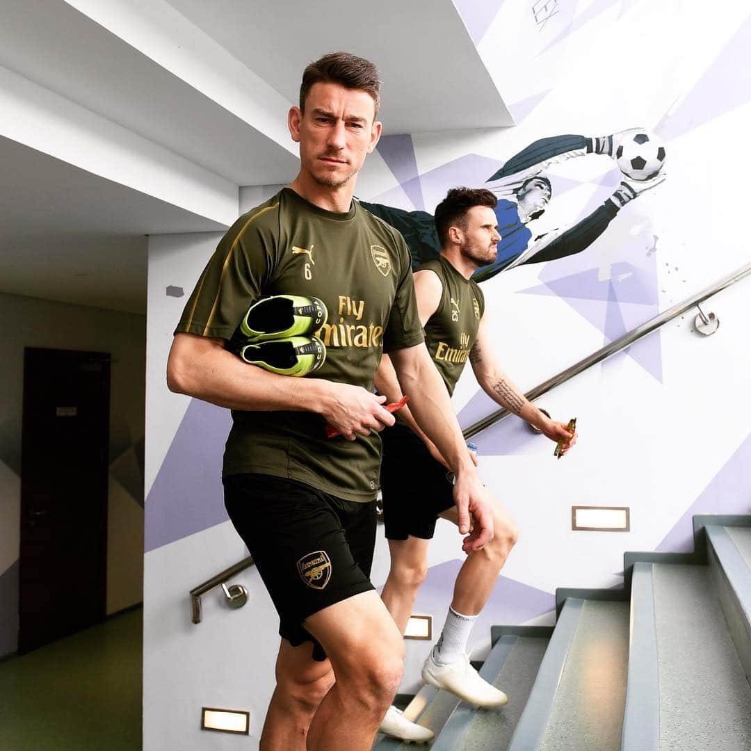 アーセナルFCさんのインスタグラム写真 - (アーセナルFCInstagram)「Straight back at it 👊  #ArsenalInDubai #Arsenal #training #UAE #Dubai #Koscielny #Jenkinson」3月23日 16時40分 - arsenal