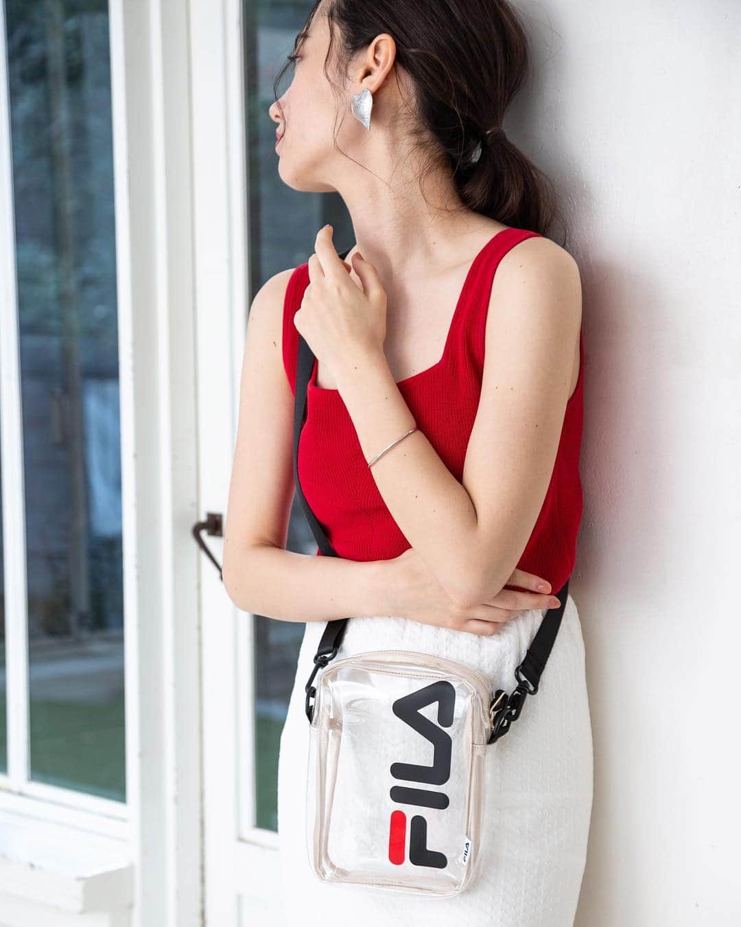 SMIRNASLI_officialのインスタグラム：「FILA Shoulder . 新作コラボはなんと！ 大人気のFILA❤︎❤︎ 大人っぽスタイルにも 合うクリアショルダー♡ . . 予約受付中です🥳 . #smirnasli #サミールナスリ  #コラボ #shoulderbag #bag #fila #newarrival #新作」