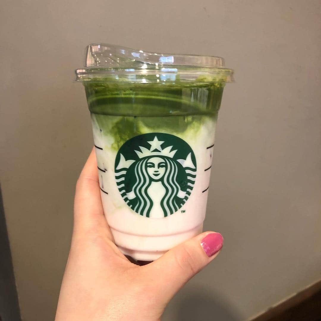 のインスタグラム：「韓国スタバ期間限定、、🌸 . . さくら🌸に抹茶のショットが入った春らしいラテ☕️ . .  #yuisa #picoftheday #me #japanesegirl #girl #japan #tokyo #97line #98 #21 #얼짱 #한국 #trip #korea #한국여행 #여행 #스타벅스」